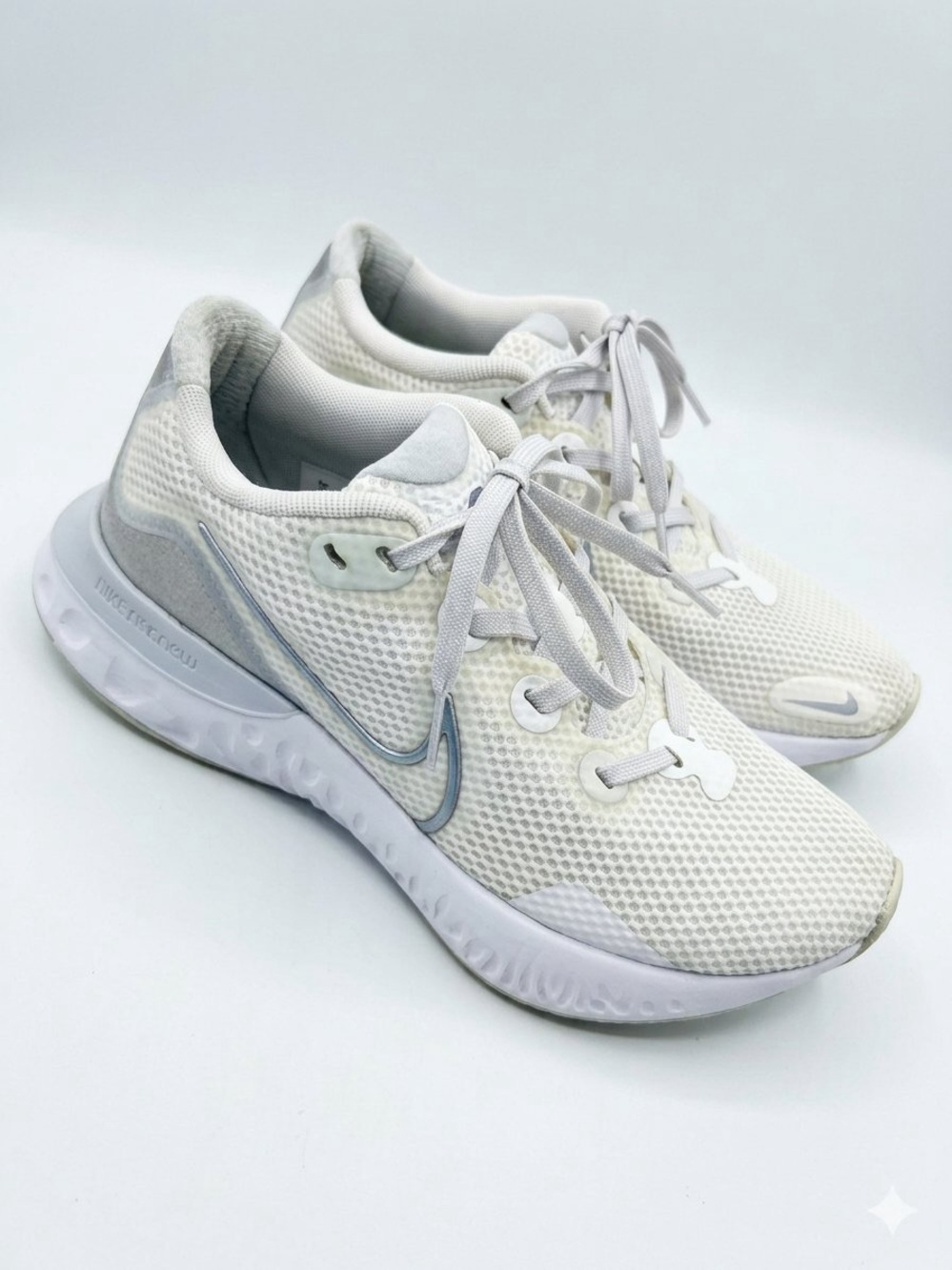 Nike Renew Run Women's Size 7 - Pure Platinum/Metallic Silver (Excellent Conditi